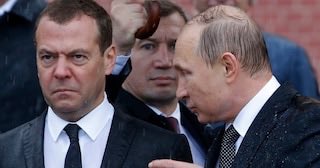 GabeZZOZZ's tweet photo. Putin, whatever crazy proposal Medvedev has regarding Kiev, just say yes. https://t.co/JGmErqSsWD