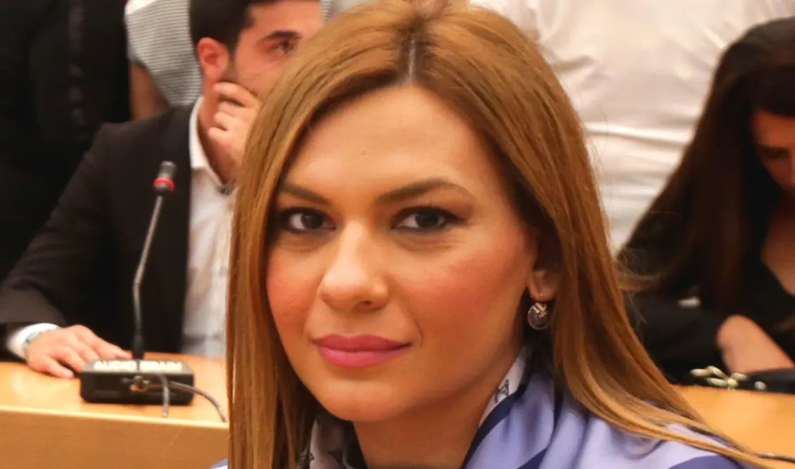 RXRqdEgogik2Z9P's tweet photo. Η πρώην βουλευτής Λάρισας Στέλλα Μπίζιου με τη μεσολάβηση του πατέρα της στις εθνικές εκλογές του 2023 στηρίχθηκε οικονομικά και με ψήφους από την εγκληματική οικογένεια των Βιλανάκηδων...

Μη σας γελάνε τα φτιασιδωμένα πρόσωπα και τα ακριβά ρούχα των δεξιών. Από μέσα κρύβουν έναν οχετό!!!