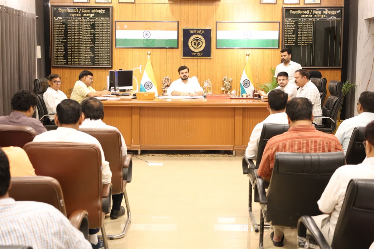 RampurDm's tweet photo. कलेक्ट्रेट सभागार में #CMDASHBOARD पर प्रदर्शित राजस्व कार्यों की समीक्षा बैठक आयोजित की गई। बैठक में विभिन्न विभागों की प्रगति, जनपद की रैंकिंग तथा राजस्व प्राप्ति की स्थिति की विस्तार से समीक्षा की गई।
🎟️समीक्षा के दौरान आबकारी विभाग की प्रगति संतोषजनक न पाए जाने तथा लक्ष्य के सापेक्ष राजस्व प्राप्ति कम रहने पर जिला आबकारी अधिकारी का 15 दिवस का वेतन काटने के निर्देश दिए तथा भविष्य में प्रगति में सुधार न होने पर कठोर कार्रवाई की चेतावनी भी दी।
🎟️प्रधानमंत्री आवास योजना (शहरी) की समीक्षा के दौरान यह तथ्य सामने आया कि अनेक लाभार्थियों द्वारा आवास निर्माण कार्य प्रारंभ नहीं किया गया है। इस पर संबंधित अधिकारियों को निर्देशित किया कि ऐसे लाभार्थियों की सूची तैयार कर शासन के निर्देशानुसार आवश्यक कार्रवाई सुनिश्चित की जाए, जिससे योजना के उद्देश्यों की समयबद्ध पूर्ति हो सके।
🎟️बैठक में स्टाम्प एवं पंजीयन, कृषि, सिंचाई तथा राज्य कर विभाग की खराब रैंकिंग पर संबंधित विभागों के अधिकारियों का वेतन अग्रिम आदेशों तक बाधित करने के निर्देश देते हुए विभागीय कार्यप्रणाली में तत्काल सुधार लाने के निर्देश दिए गए ।
🎟️सभी विभागीय अधिकारियों को लक्ष्य के अनुरूप राजस्व प्राप्ति सुनिश्चित करने के निर्देश दिए।  राजस्व संग्रहण से जुड़े विभाग नियमित समीक्षा करते हुए विशेष अभियान चलाएं तथा निर्धारित लक्ष्यों की शत-प्रतिशत प्राप्ति सुनिश्चित करें।
🎟️समीक्षा के दौरान उन्होंने धारा-80 एवं धारा-34 के अंतर्गत लंबित प्रकरणों का गुणवत्तापूर्ण एवं समयबद्ध निस्तारण सुनिश्चित करने के भी निर्देश दिए। लंबित मामलों के कारण जनपद की रैंकिंग प्रभावित होती है, इसलिए सभी अधिकारी व्यक्तिगत रुचि लेकर ऐसे मामलों का शीघ्र निस्तारण कराएं।
🎟️#CMDASHBOARD पर जनपद की रैंकिंग में सुधार प्रशासन की सर्वोच्च प्राथमिकताओं में शामिल है। सभी अधिकारी अपने विभागीय लक्ष्यों की नियमित समीक्षा करें तथा शासन द्वारा निर्धारित मानकों के अनुरूप कार्य करते हुए जनपद को बेहतर रैंकिंग दिलाने के लिए समन्वित प्रयास करें।
@CMOfficeUP @InfoDeptUP @UPGovt @ChiefSecyUP