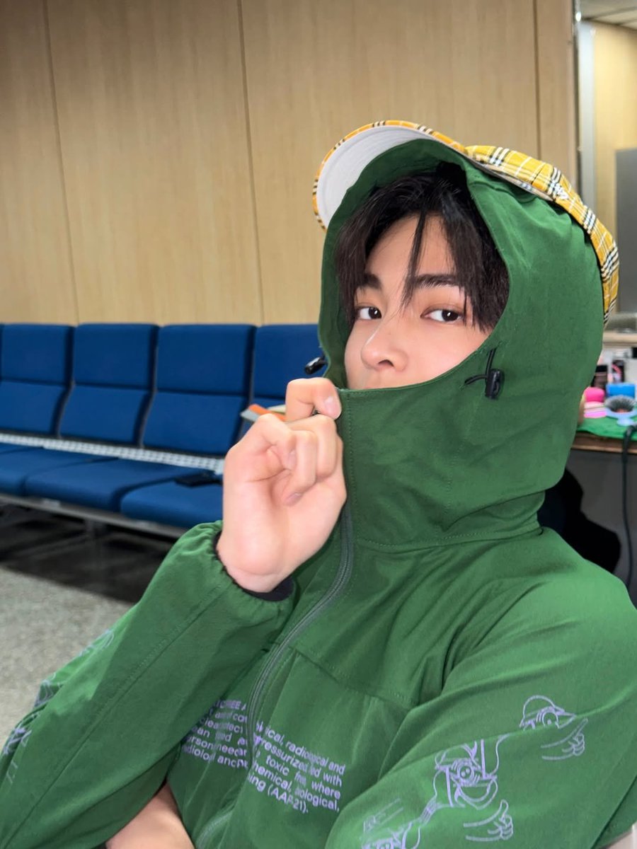 keonjhow's tweet photo. Zip it up, eyes locked. Green layer activated 🟢 https://t.co/r15jqOBeko