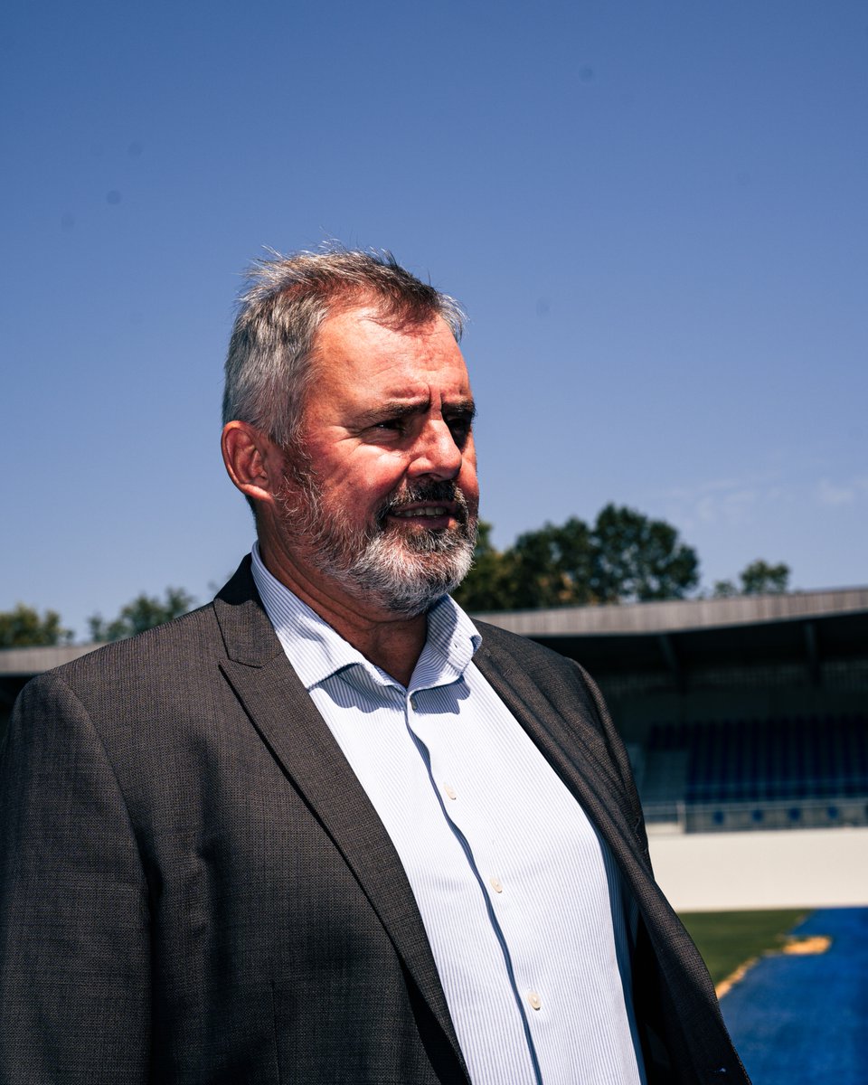 USConcarneau's tweet photo. Francis Boudin explique la venue de Stéphane Moulin.

« L'aspect humain a tout de suite primé. Il y a des éléments marquants, Stéphane bénéficie d'une grosse expérience avec une montée en Ligue 1, 6 maintiens consécutifs… avec Stéphane, on a envie de s'inscrire sur la durée. » https://t.co/6qKSy4arO4