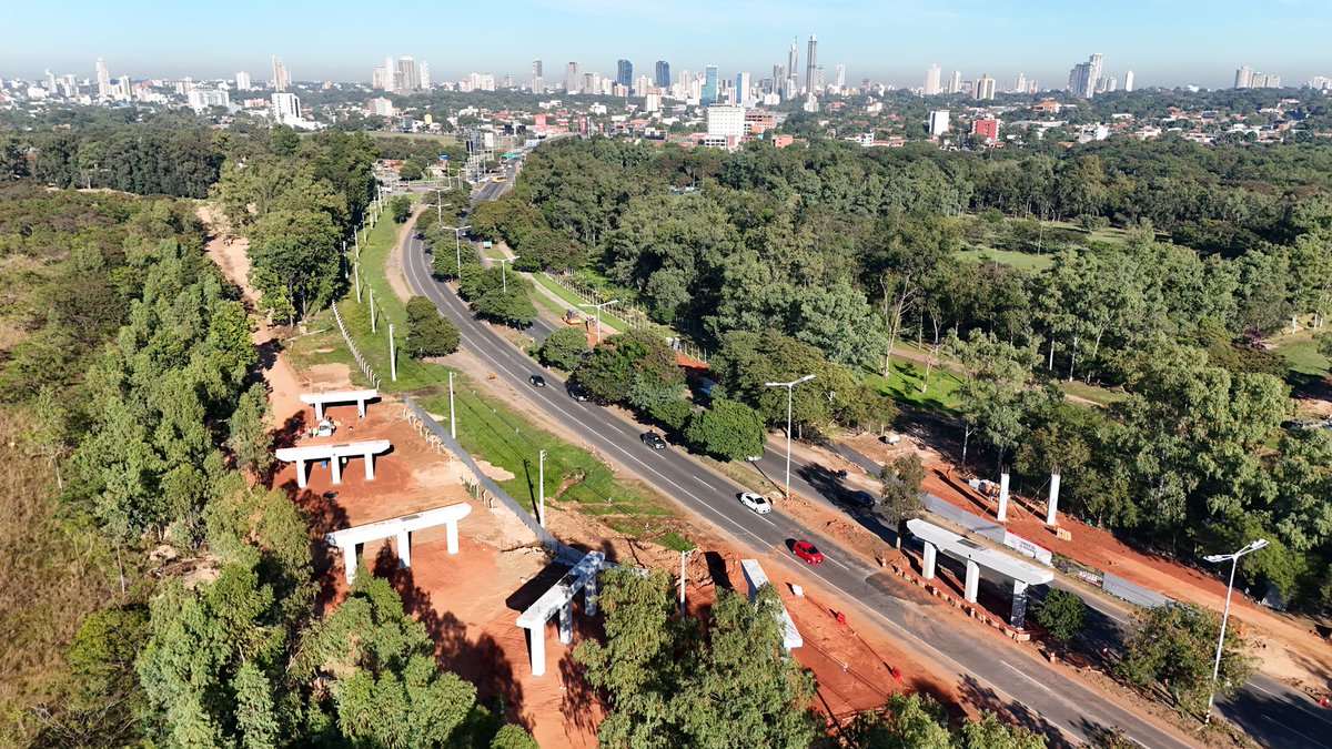 itaipuparaguay's tweet photo. 🚀✨ El Viaducto del Corredor Vial Las Residentas, financiado por ITAIPU Binacional, avanza con el montaje de sus estructuras sobre la avenida Silvio Pettirossi. Una obra estratégica que transformará la conectividad entre Asunción y Luque, reduciendo tiempos de viaje y mejorando la seguridad vial.

👷‍♂️ El proyecto vial incluye:
✅ Duplicación de la avenida Tape Tuja.
✅ Ciclovías y veredas peatonales.
✅ Sistemas de drenaje para mitigar inundaciones.
✅ Nuevos accesos y rampas para un tránsito fluido.

🔗 Leé más sobre esta noticia aquí: https://t.co/NGvGU74qBf

@SantiPenap 
@AllianaPedro 
@luchozacariasAP