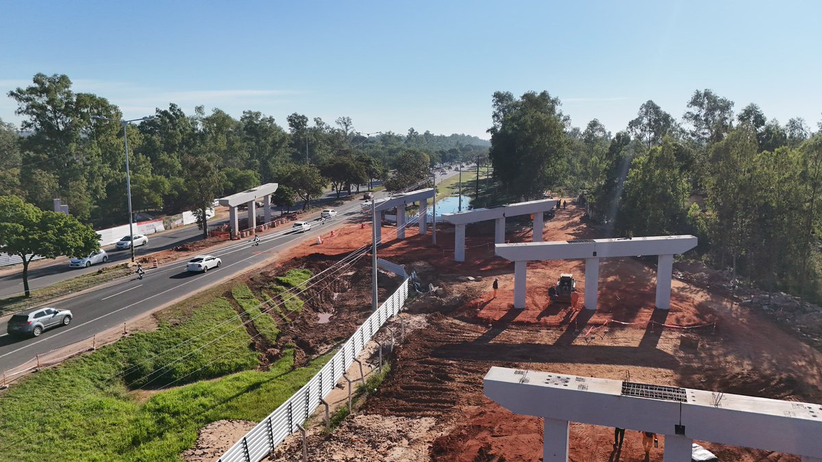 itaipuparaguay's tweet photo. 🚀✨ El Viaducto del Corredor Vial Las Residentas, financiado por ITAIPU Binacional, avanza con el montaje de sus estructuras sobre la avenida Silvio Pettirossi. Una obra estratégica que transformará la conectividad entre Asunción y Luque, reduciendo tiempos de viaje y mejorando la seguridad vial.

👷‍♂️ El proyecto vial incluye:
✅ Duplicación de la avenida Tape Tuja.
✅ Ciclovías y veredas peatonales.
✅ Sistemas de drenaje para mitigar inundaciones.
✅ Nuevos accesos y rampas para un tránsito fluido.

🔗 Leé más sobre esta noticia aquí: https://t.co/NGvGU74qBf

@SantiPenap 
@AllianaPedro 
@luchozacariasAP