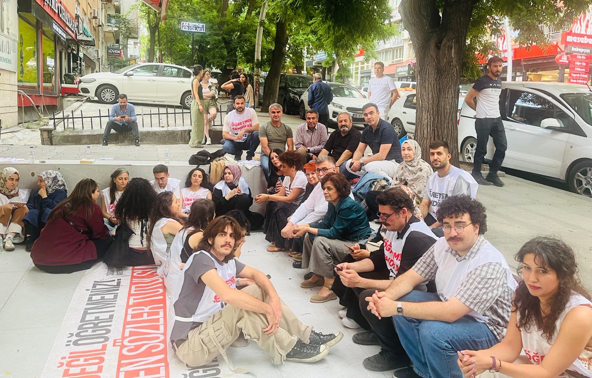KESK1995's tweet photo. KESK Yürütme Kurulu üyeleri, açlık grevlerinin dördüncü gününde Özel Sektör öğretmenlerine dayanışma ziyareti gerçekleştirdi. 
Eğitim emekçilerinin haklı talepleri karşılanıncaya kadar dayanışma ve mücadeleyi büyütmeye devam edeceğiz. @ogretmensendika https://t.co/4Ze3pnSHpg