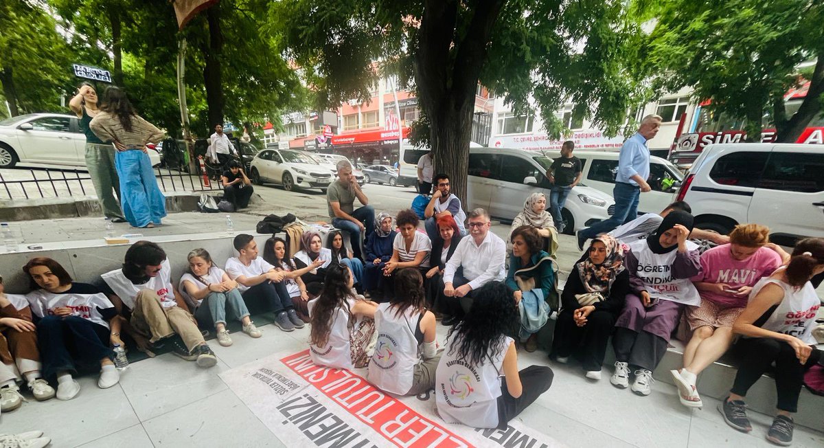 KESK1995's tweet photo. KESK Yürütme Kurulu üyeleri, açlık grevlerinin dördüncü gününde Özel Sektör öğretmenlerine dayanışma ziyareti gerçekleştirdi. 
Eğitim emekçilerinin haklı talepleri karşılanıncaya kadar dayanışma ve mücadeleyi büyütmeye devam edeceğiz. @ogretmensendika https://t.co/4Ze3pnSHpg