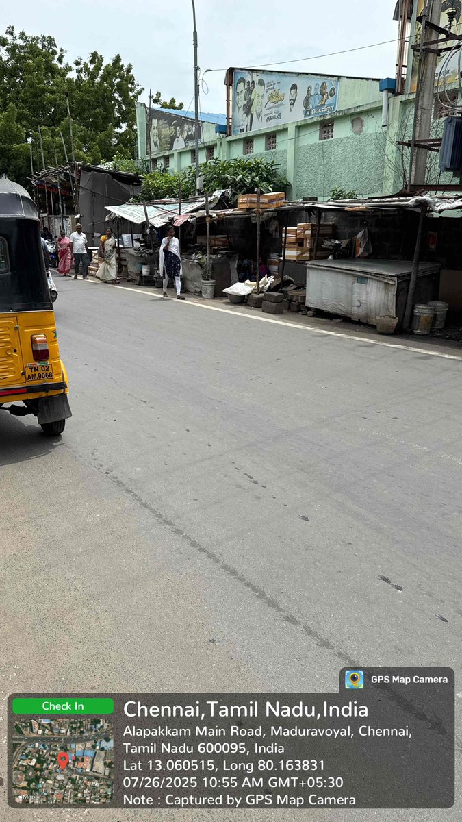 Diwiya87's tweet photo. @RhevanthConnect Please clear these fish shops and dustbins which are occupied on the main road. There are lot of houses nearby and these shops are immediately placed after the entrance from the main road #nuisance @rhevanth95 @AadhavArjuna @CMOTamilnadu https://t.co/s59p0Iz5m2