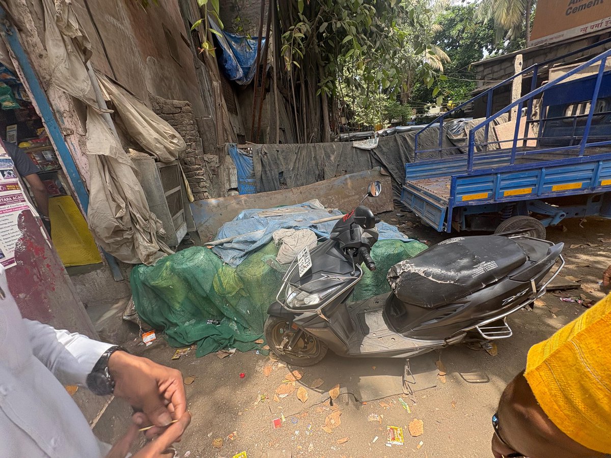 prashantjkokane's tweet photo. प्रभाग २८ श्रीराम नगर येथे वर्मा कॉन्ट्रॅक्टर ने हिंदू स्मशान भूमि समोर, साई बाबा मंदिर त्याच्या दुकानाच्या बाजूला भर रस्त्यावर रेती विटा ठेवून छोटा टेम्पो पार्क केला आहे तरी आपण तातडीने कायदेशीर कारवाई करावी!!
@mybmcWardRS 
@MumbaiPolice 
@mybmc
@MMVD_RTO https://t.co/cmfHbCh4lb