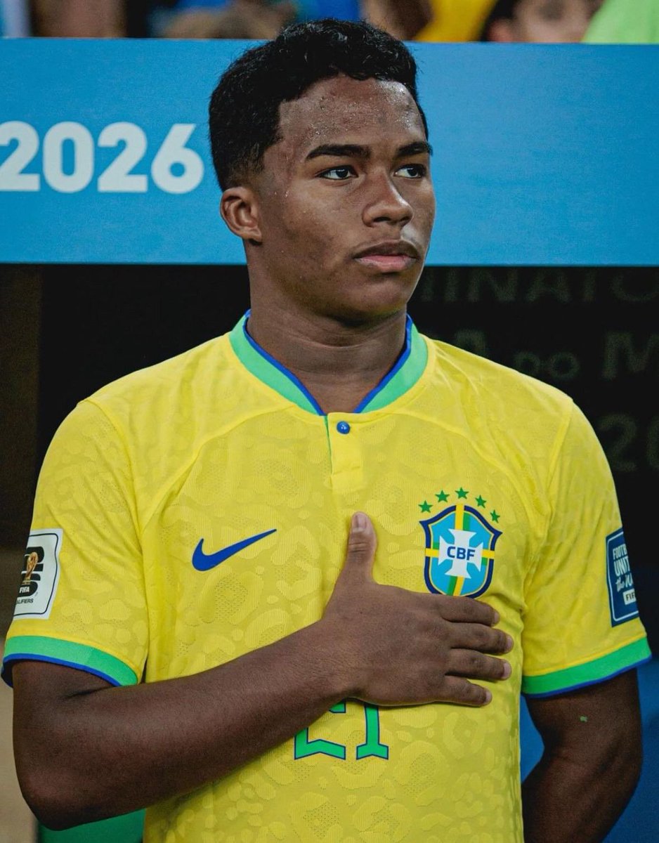 Thefishermanm's tweet photo. URGENTE.

Ancelotti informa que Endrick não ficará no banco na partida contra o Haiti.

Pois o garoto será responsável por levar as garrafinhas para os jogadores na parada para hidratação. https://t.co/529Pn1xqJa