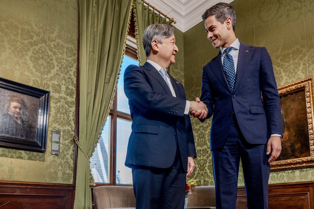 MinPres's tweet photo. Eervol om de Keizer van Japan en Koning Willem-Alexander een lunch aan te bieden op het Mauritshuis.

De banden tussen onze landen zijn uitstekend. Al eeuwenlang zijn we nauwe handelspartners en werken we intensief samen op wetenschappelijk gebied. Dat biedt kansen bijvoorbeeld op het gebied van een toekomstbestendige gezondheidszorg en watermanagement. 
 
Naast gedeelde waarden en belangen, een rijke en soms bewogen geschiedenis, delen we ook een liefde voor cultuur. Daarom is het zo mooi dat het Meisje met de Parel binnenkort mag logeren in het Nakanoshima Museum of Art in Osaka. Die periode gaat het Mauritshuis vanwege een verbouwing tijdelijk dicht. Mooi dat in die periode vele Japanners in eigen land kunnen genieten van dit unieke schilderij.