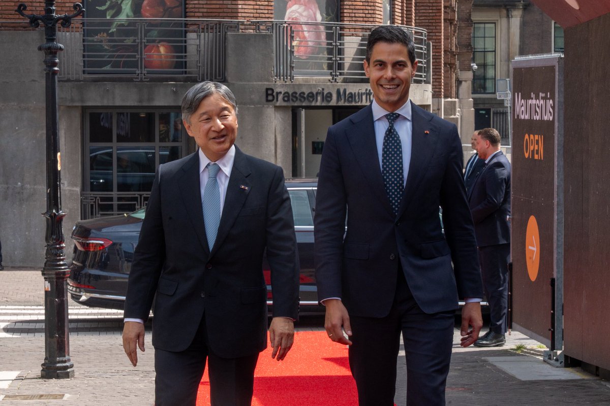 MinPres's tweet photo. Eervol om de Keizer van Japan en Koning Willem-Alexander een lunch aan te bieden op het Mauritshuis.

De banden tussen onze landen zijn uitstekend. Al eeuwenlang zijn we nauwe handelspartners en werken we intensief samen op wetenschappelijk gebied. Dat biedt kansen bijvoorbeeld op het gebied van een toekomstbestendige gezondheidszorg en watermanagement. 
 
Naast gedeelde waarden en belangen, een rijke en soms bewogen geschiedenis, delen we ook een liefde voor cultuur. Daarom is het zo mooi dat het Meisje met de Parel binnenkort mag logeren in het Nakanoshima Museum of Art in Osaka. Die periode gaat het Mauritshuis vanwege een verbouwing tijdelijk dicht. Mooi dat in die periode vele Japanners in eigen land kunnen genieten van dit unieke schilderij.