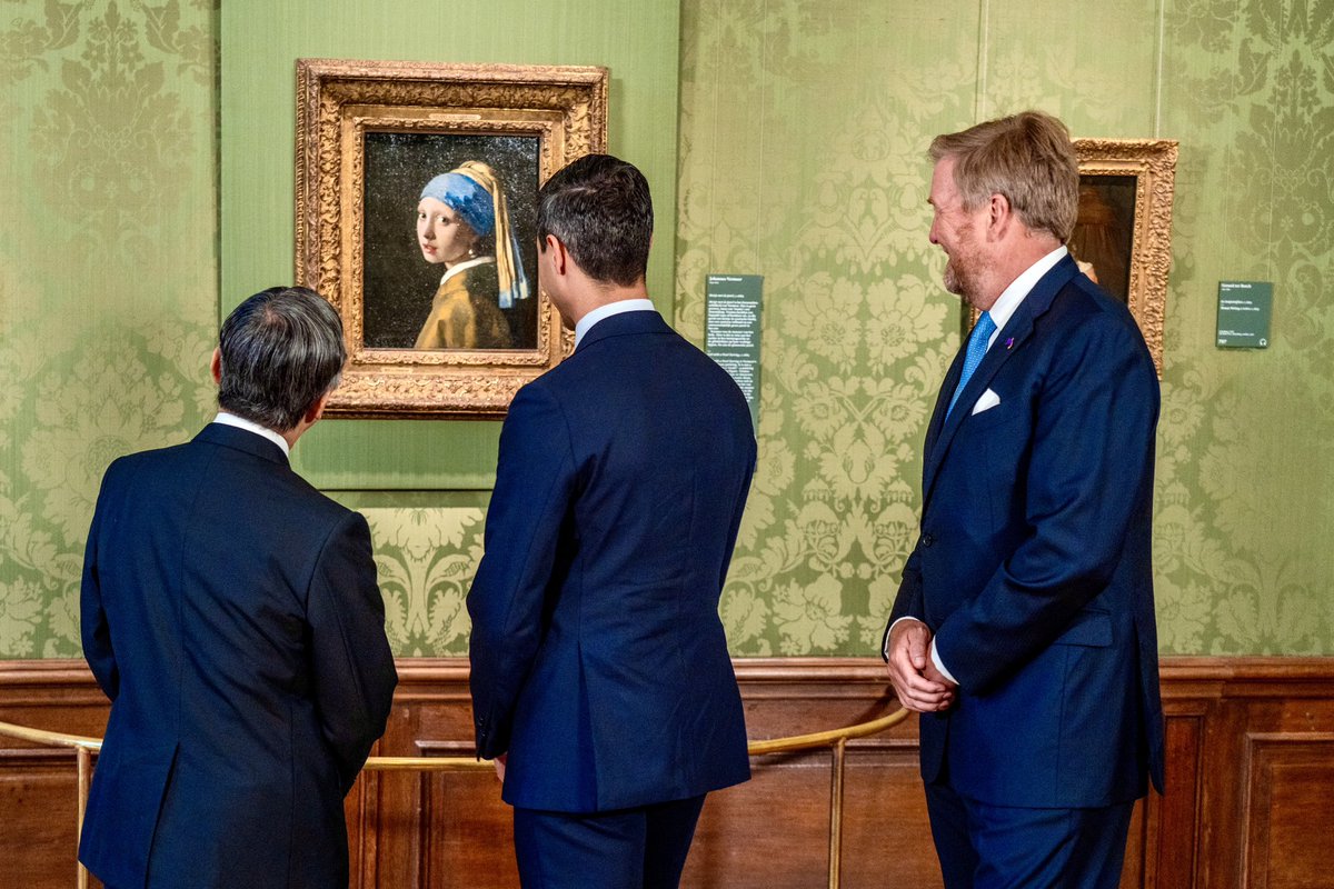 MinPres's tweet photo. Eervol om de Keizer van Japan en Koning Willem-Alexander een lunch aan te bieden op het Mauritshuis.

De banden tussen onze landen zijn uitstekend. Al eeuwenlang zijn we nauwe handelspartners en werken we intensief samen op wetenschappelijk gebied. Dat biedt kansen bijvoorbeeld op het gebied van een toekomstbestendige gezondheidszorg en watermanagement. 
 
Naast gedeelde waarden en belangen, een rijke en soms bewogen geschiedenis, delen we ook een liefde voor cultuur. Daarom is het zo mooi dat het Meisje met de Parel binnenkort mag logeren in het Nakanoshima Museum of Art in Osaka. Die periode gaat het Mauritshuis vanwege een verbouwing tijdelijk dicht. Mooi dat in die periode vele Japanners in eigen land kunnen genieten van dit unieke schilderij.