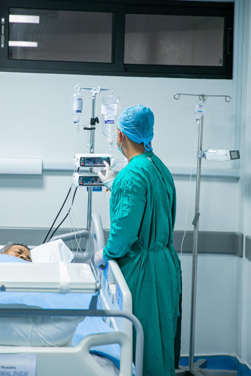 fabiolamar_'s tweet photo. Emergencia y UCI del nuevo Hospital Rosales en plena operación. Médicos, enfermeras y personal de salud trabajando para atender a los pacientes. https://t.co/o0Cd6xSxNU
