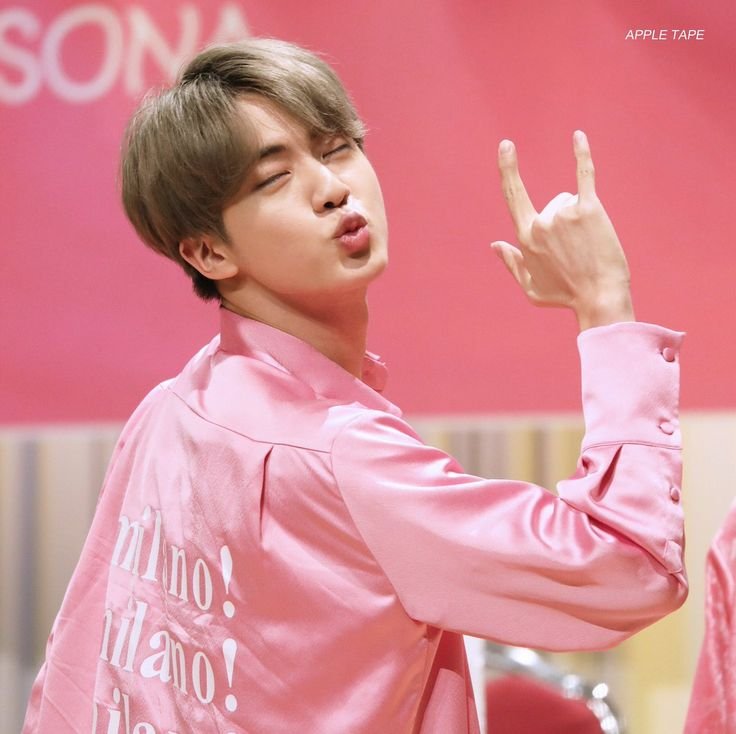 jinuujin's tweet photo. @jinspacelatam El rosa le queda precioso a Kim Seokjin 🩷

#방탄소년단진 #진 #BTSJIN #JIN https://t.co/P45fvT7vh4