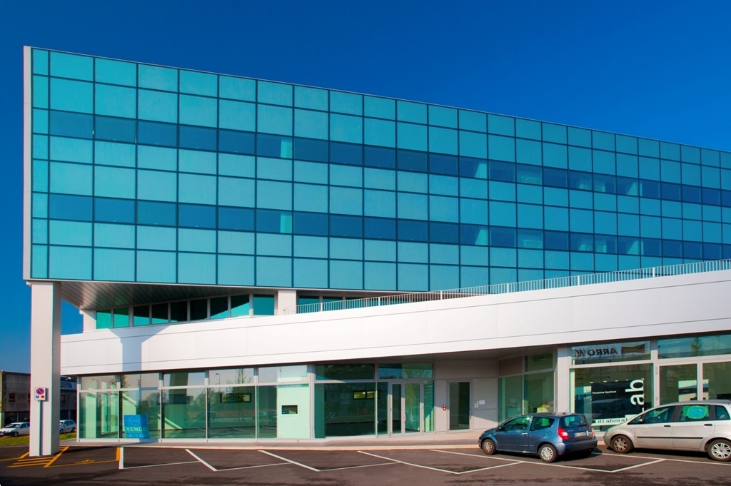 pilkingtonglass's tweet photo. #TBThursday At the San Giuseppe Business Centre in Conegliano, advanced glazing solutions were carefully selected to enhance energy efficiency, acoustic comfort and safety.
#glass #solarcontrol #energyefficiency #pilkington #architecturalglass #italy
1/3 https://t.co/OzBvZlp608