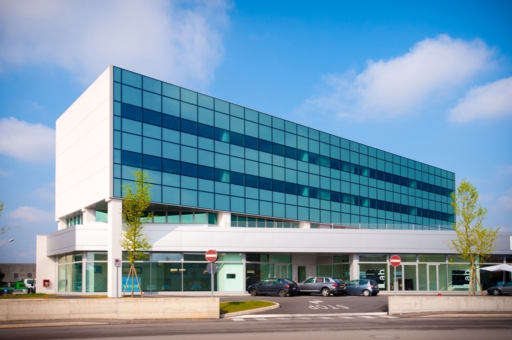 pilkingtonglass's tweet photo. #TBThursday At the San Giuseppe Business Centre in Conegliano, advanced glazing solutions were carefully selected to enhance energy efficiency, acoustic comfort and safety.
#glass #solarcontrol #energyefficiency #pilkington #architecturalglass #italy
1/3 https://t.co/OzBvZlp608