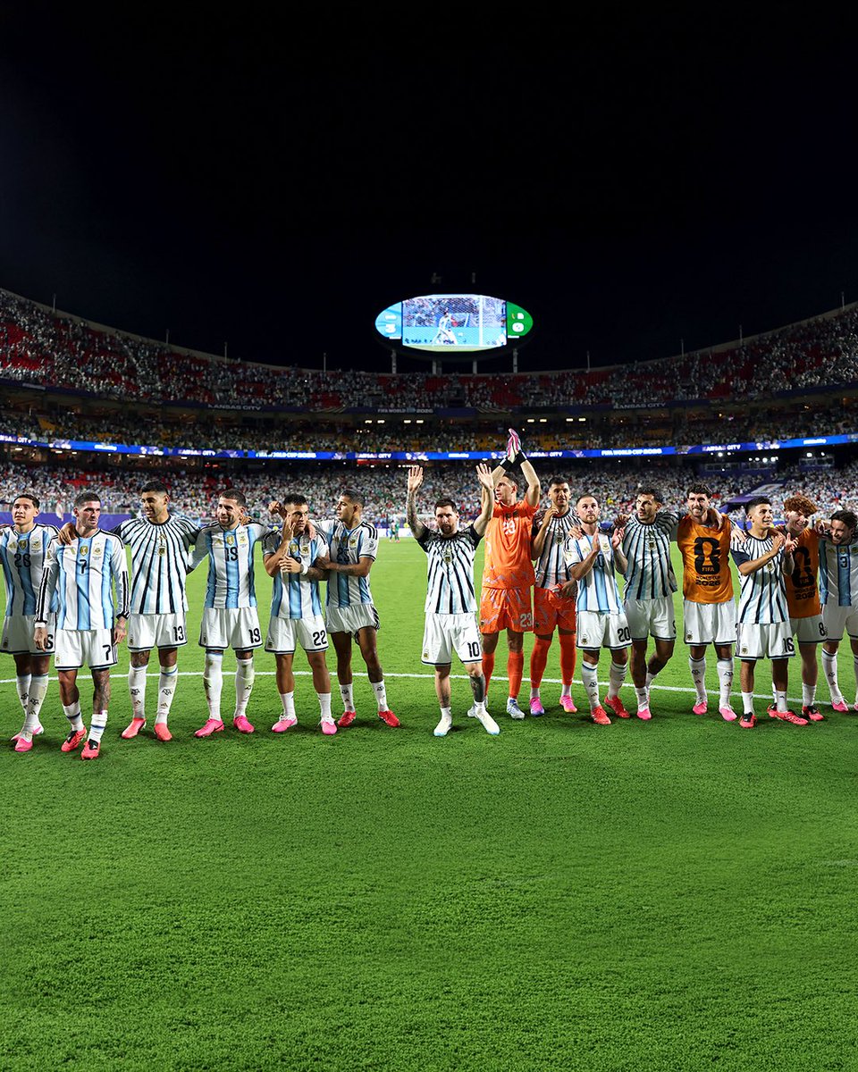 leuropefootball's tweet photo. Arjantinli oyuncuların, Messi’yi sahada daha kolay görebilmesi için Messi’nin farklı renk krampon giydiği fark edildi. https://t.co/Xrkwpmp6kj