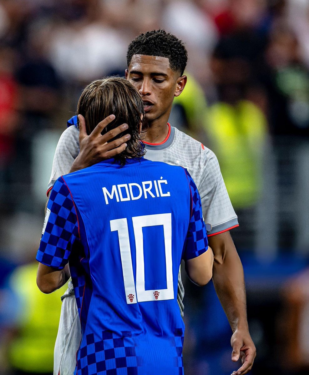 RealBrasil_BR's tweet photo. 🗣️ Jude Bellingham após trocar de camisa com Luka Modrić: 

“O único. O melhor.” 🤍🥹 https://t.co/8nZZ2adq2l