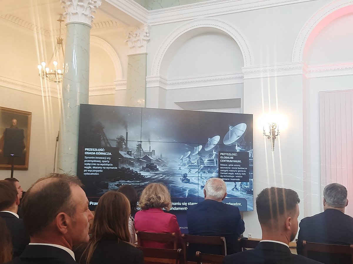 czardam's tweet photo. We wtorek brałem udział w I Forum Kultury Strategicznej, organizowanym przez posła @MarcinOciepa i stowarzyszenie @Od__Nowa pod patronatem prezydenta @NawrockiKn.

Cieszy fakt, że w naszym kraju coraz częściej rozmawia się o perspektywie sięgającej nie najbliższych wyborów, lecz dekady czy nawet trzech do przodu. Wciąż niestety cierpimy na deficyt długofalowego, pokoleniowego myślenia - skupieni na jednej kadencji, bez planowania przyszłości.

Debata koncentrowała się na tematach od zmiany pokoleniowej, postawy obywatelskiej i propaństwowej (@MarcinOciepa), przez rosnącą rolę Polski w polityce międzynarodowej i konieczną umiejętność wykorzystania regulacji oraz kapitału w walce o prymat w Unii Europejskiej (@MorawieckiM), aż po transformację energetyczną i konieczność spojrzenia na kosmos jako szansę dla naszej gospodarki (@RozekTom) .

Nie zabrakło też jednego z największych wyzwań Polski - demografii, która nieubłaganie wywierać będzie coraz większy wpływ na cały naszą politykę, społeczenstwo i godpodarkę (@BartoszMarczuk).

To jedna z nielicznych konferencji, podczas których nie dominują banały, a człowiek ma poczucie, że naprawdę dobrze wykorzystuje swój czas.