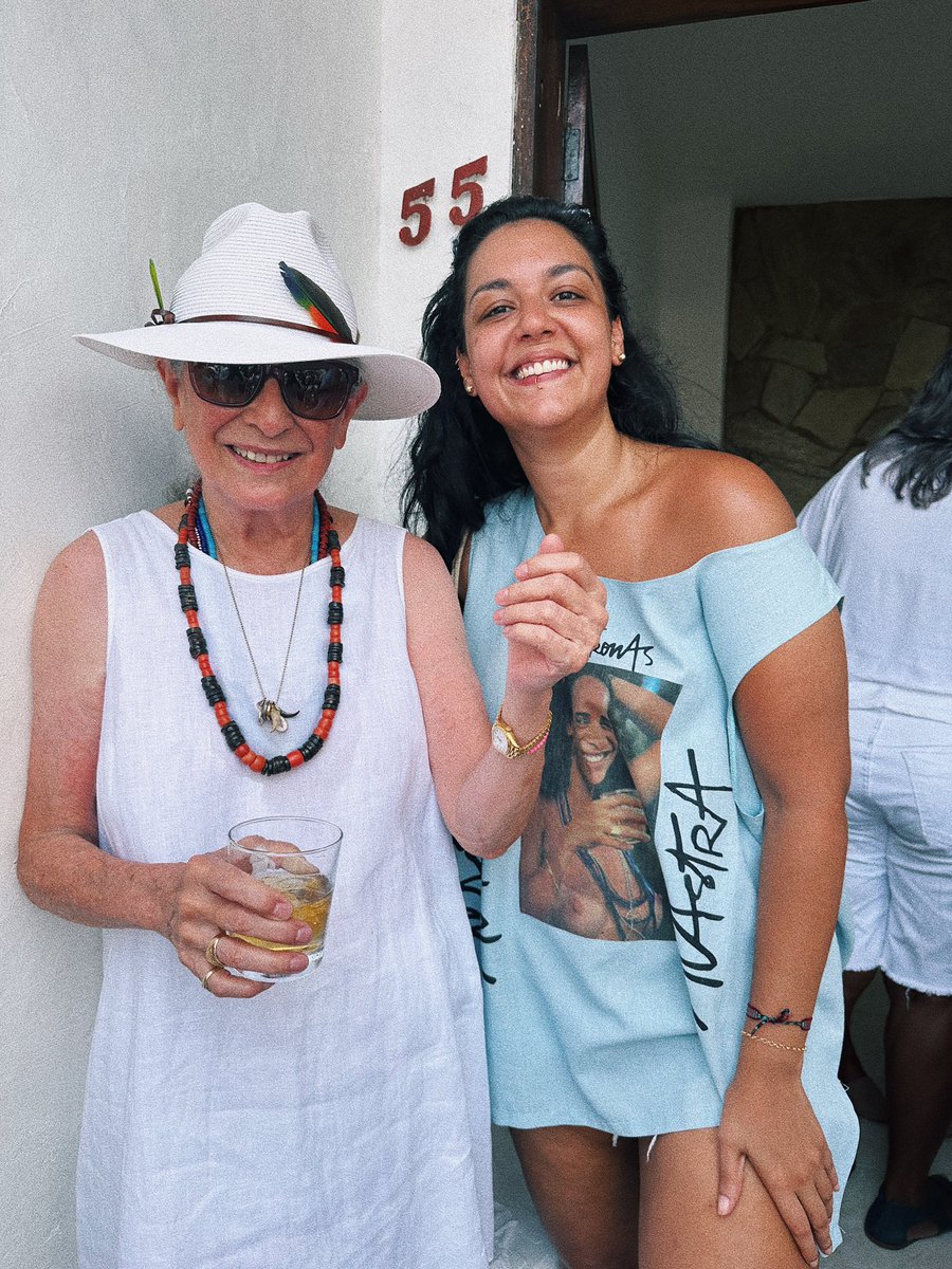 soniabragaa's tweet photo. ela é abelha, ela é rainha, ela é octagenária!!! 

feliz aniversário, maria bethânia 💐 você está ficando mocinha 🫶 https://t.co/QZSebd5Red