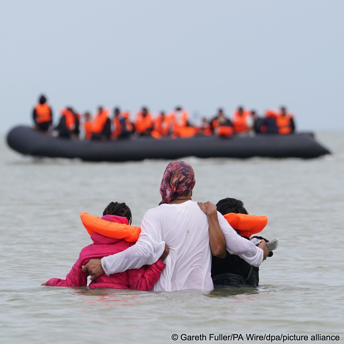 InfoMigrants's tweet photo. 📸 People waded into the waters of the Channel on the beach of Berck, northern France, this week, hoping to reach a dinghy to cross to England.

~9,850 migrants have arrived in the UK so far this year via small boat. During the same period last year, it was over 17,000 people. https://t.co/8wZRVdUGXt