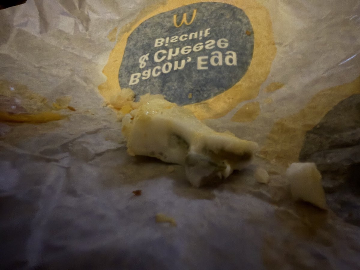 KButler1169's tweet photo. @McDonalds what’s in my egg? (BEC biscuit with round egg) https://t.co/V3l6jaO7RG