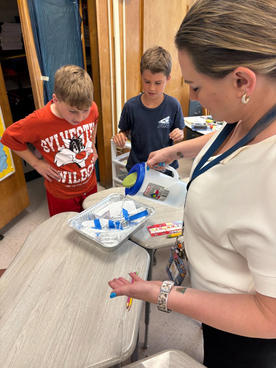 Hughes_Halloran's tweet photo. Building a barrier to prevent flooding! #FHLeads https://t.co/g0YAIw8qvw