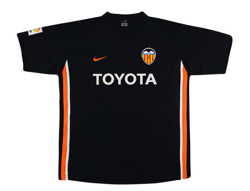 infohernandezzz's tweet photo. ⚪️🦇Si esta no es la segunda equipación del Valencia CF para la próxima temporada, no quiero ninguna. Un guiño al pasado que nos recuerda quiénes somos y de dónde venimos. Orgullo puro. 🔥🦇 ¡Simplemente espectacular!
#ADNVCF #ValenciaCF @valenciacf https://t.co/KIZXEDmDeo