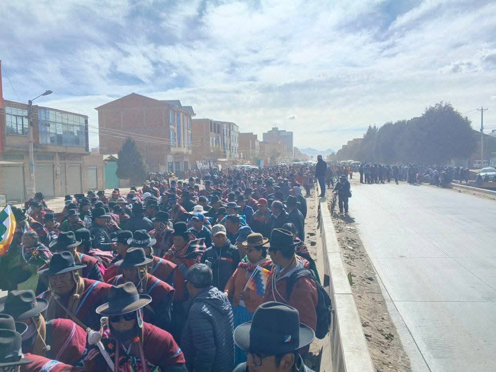 VangPueblo's tweet photo. #Bolivia 🇧🇴 Se realiza la Concentración de Suyu Ingavi juntamente con sus Tunka Markas para la realización del gran Cabildo de la Provincia Ingavi en base a la crisis de la Coyuntura actual.
#vangpueblo #viacha #ElAlto #cabildo #ultimo #noticias #rodrigopaz #crisis https://t.co/zbiZAhoH9R