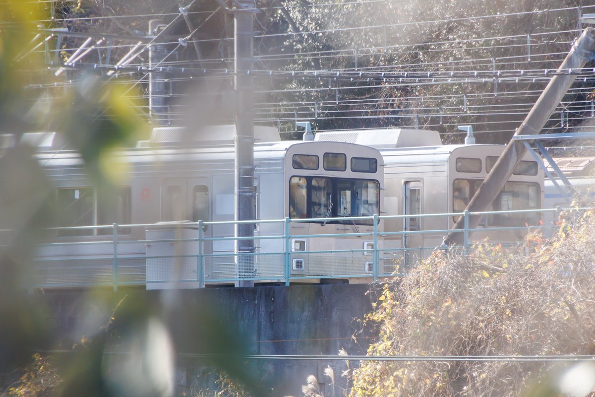 SEMI_SAYAMASHI's tweet photo. 9011Fと9012Fは改造入場前の11月に一部車両の側面帯と各車の前面帯含むステッカー類を剥がしてました。
9011Fは11/11～11/14で帯剥離は3・4号車の2両、9012Fは甲種復旧作業と同時の11/16～11/19で帯剥離は4号車のみ。9010Fはどうでしょう？

①4011F+9012F 2025-11-19
②③④9011Fと9012F 2025-12-22 https://t.co/rsivjwNRUk