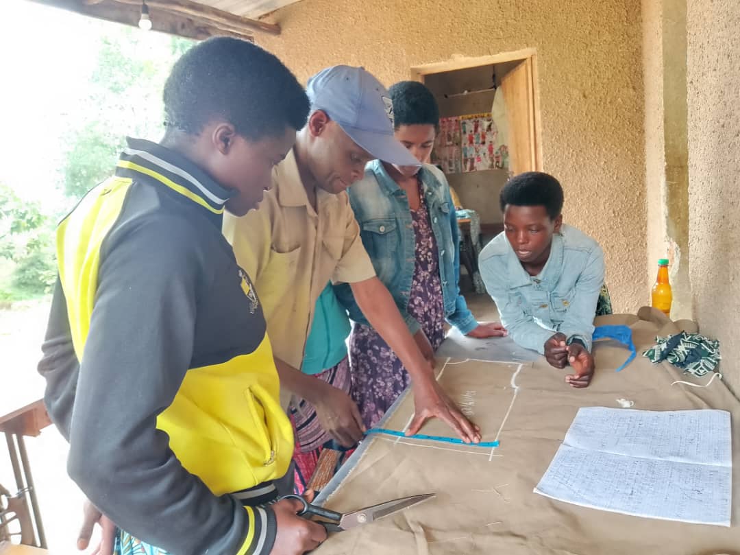 c_cdjp's tweet photo. La CDJP Gikongoro exécute un Programme Genre et Paix Grands Lacs où l'apprentisaage des métiers aux mères célibataires figure dans les activités les plus importantes. https://t.co/SedssPmwH8