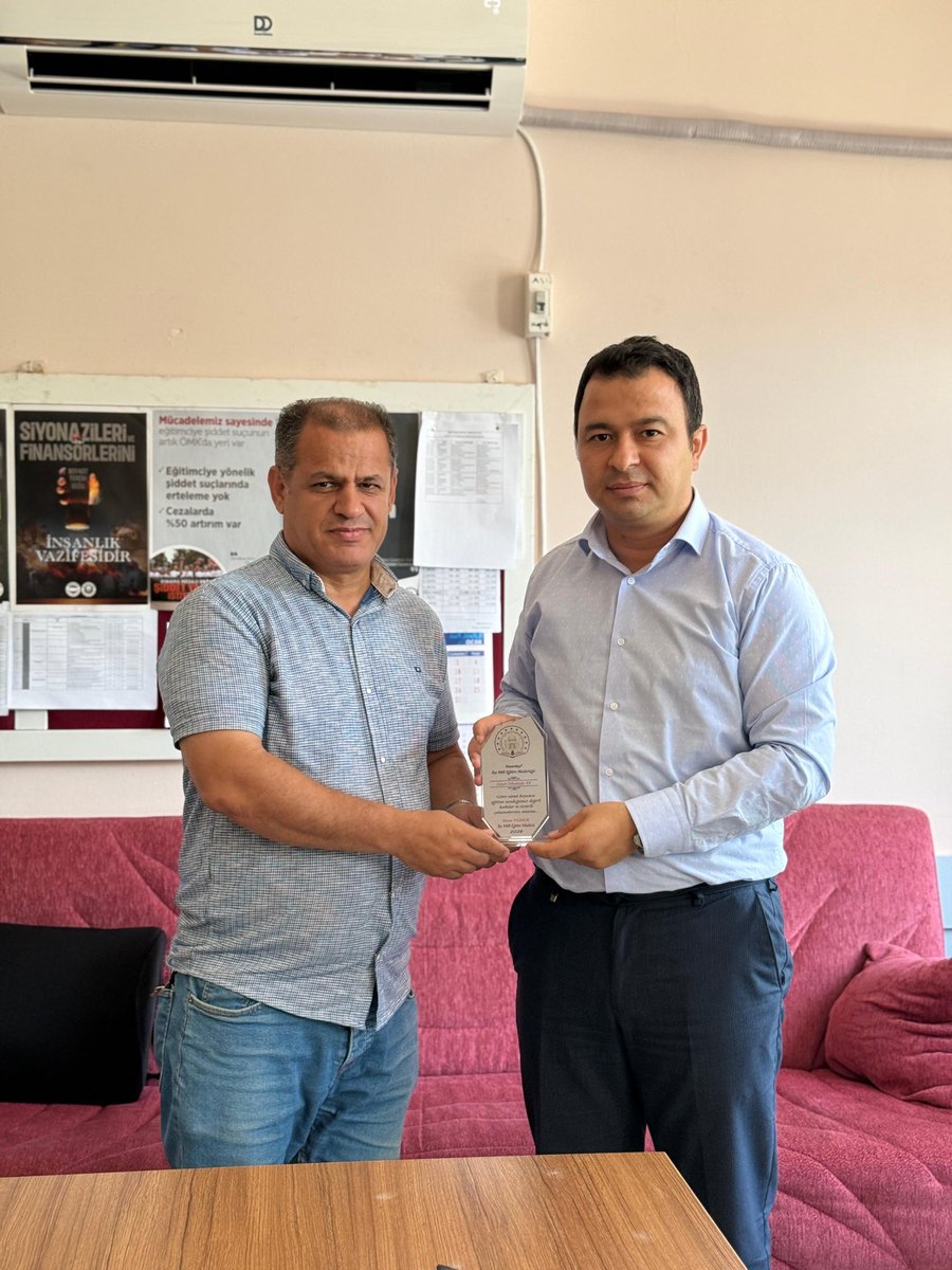 Hasankeyf_MEM's tweet photo. Sene sonu müdürler kurulu toplantımızı Saklı köyümüzde gerçekleştirdik. Müdürümüz, alan değişikliği ile ilçemizden ayrılacak olan Saklı İlkokulu Müdürü Mustafa AY'a hizmetlerinden dolayı teşekkür plaketi verdi.
@Hasankeyf_K @BatmanilMEM @mehmetaliimrak @yasarciger @yagmurat72 https://t.co/FZVTXwCd1U