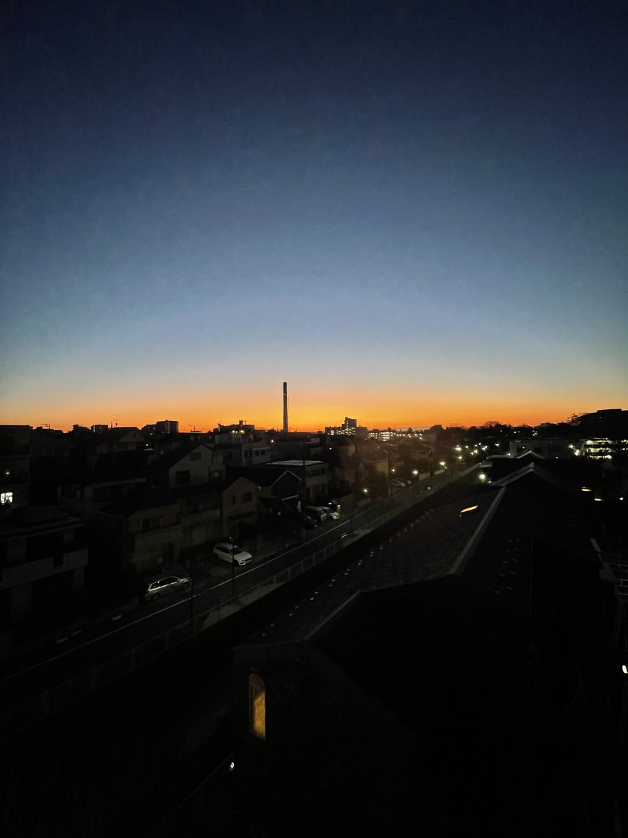 amusersports's tweet photo. 明け方の４時も過ぎれば
キャッチボールができて
夕方チャイムが鳴っても
シュート練習がまだ可能

そんな
今度の日曜日は「#夏至」

どうしても雨の多いこの時期
貴重な晴れ間をうまく見つけ
明るい時間を目一杯楽しもう https://t.co/ktBXxXg53F