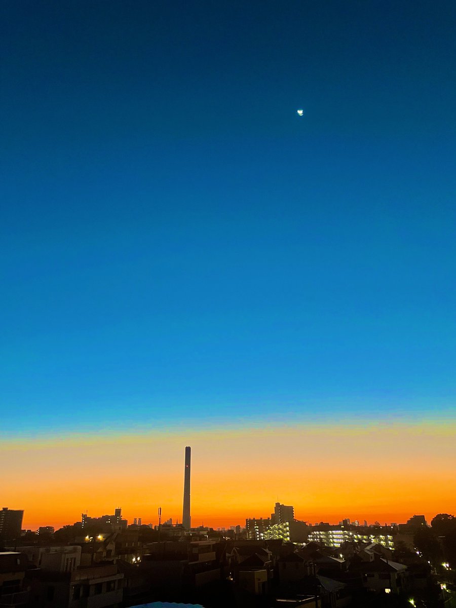 amusersports's tweet photo. 明け方の４時も過ぎれば
キャッチボールができて
夕方チャイムが鳴っても
シュート練習がまだ可能

そんな
今度の日曜日は「#夏至」

どうしても雨の多いこの時期
貴重な晴れ間をうまく見つけ
明るい時間を目一杯楽しもう https://t.co/ktBXxXg53F