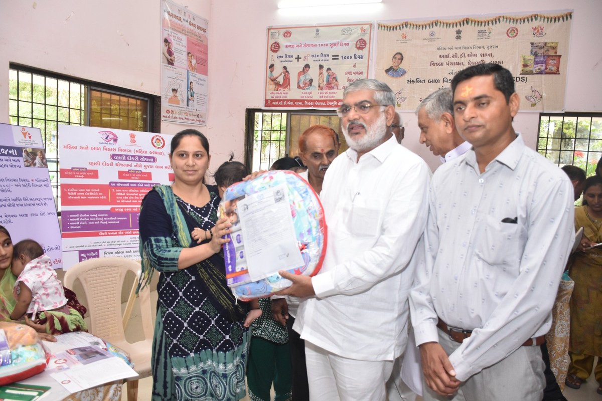 WCODevbDwarka's tweet photo. દેવભૂમિ દ્વારકા જિલ્લાના પ્રભારી મંત્રીશ્રી કુંવરજીભાઇ બાવળિયાનાં અધ્યક્ષસ્થાને ખંભાળીયા નગરપાલિકા કક્ષાની જનકલ્યાણ શિબિરમાં પ્રભારી મંત્રીશ્રી સહિતના મહાનુભાવો દ્વારા વિવિધ વિભાગોના સ્ટોલની મુલાકાત લઈ વ્હાલી દિકરી યોજનાના મંજૂરી હુકમ અને દીકરી વધામણા કીટનું વિતરણ કરવામાં આવેલ. https://t.co/zakWJnlhQC