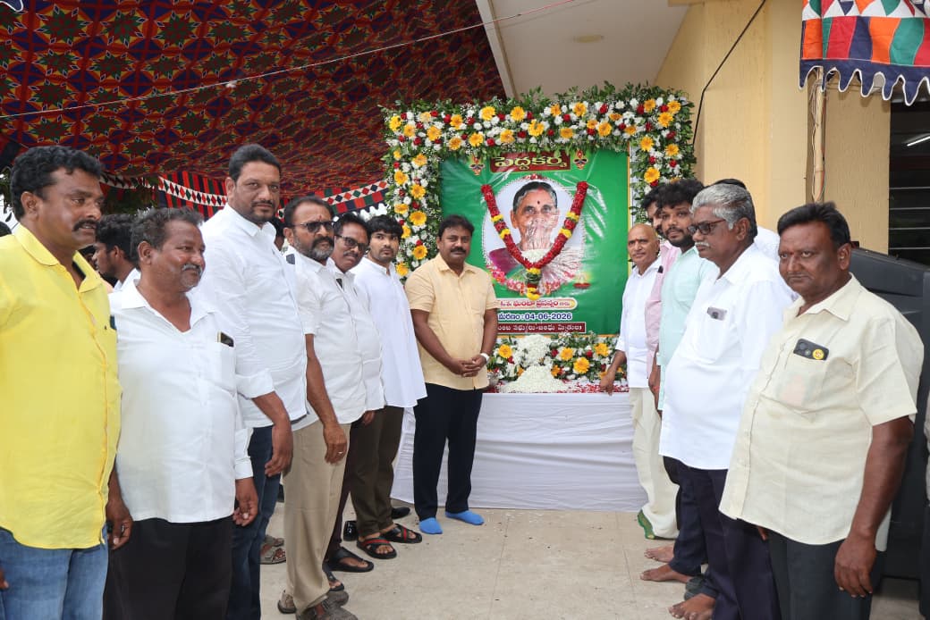 VarlaKumarRaja's tweet photo. తోట్లవల్లూరు మండలం పెనమకూరు గ్రామంలో KMV సంస్థ డైరెక్టర్ ఘంట శ్రీ హర్ష గారి తల్లి పెదకర్మ కార్యక్రమంలో పాల్గొని వారి కుటుంబ సభ్యులను పరామర్శించిన పామర్రు MLA వర్ల కుమార్ రాజా గారు, మాజీ ఎమ్మెల్సీ యలమంచిలి బాబు రాజేంద్రప్రసాద్ గారు, కృష్ణాజిల్లా ప్రాజెక్ట్ కమిటీ వైస్ చైర్మన్ వల్లూరుపల్లి గణేష్ గారు వారితోపాటు సీనియర్ నాయకులు, కూటమి నాయకులు మరియు కార్యకర్తలు పాల్గొన్నారు.
#VarlaKumarRaja #PamarruMLA #TDP #kutami #PasupuKotaPamarru #AndhraPradesh