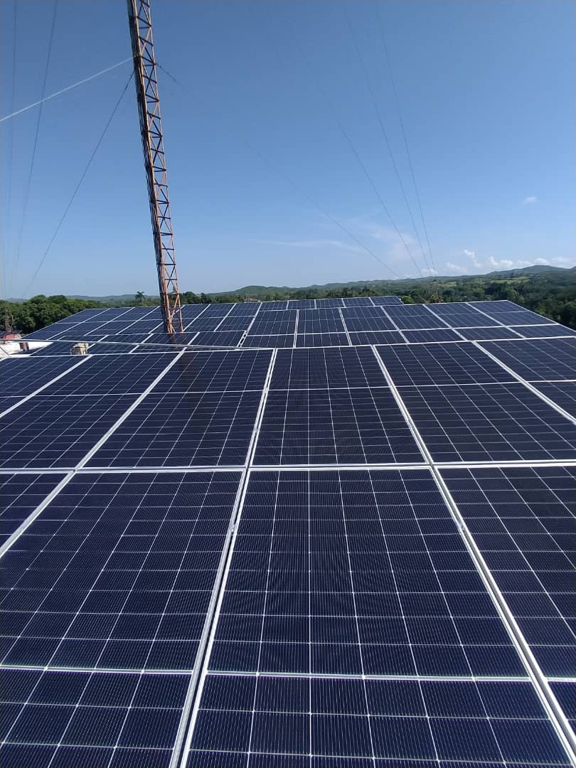 RobertoPrezMor3's tweet photo. Visitamos el centro de telecomunicaciones de Manicaragua donde ya se encuentra en explotación el sistema fotovoltaico instalado para mejorar la vitalidad de los servicios en esa cabecera municipal. Con este suman 5 los municipios terminados.
#EtecsaConCuba
#VillaClaraConTodos https://t.co/cDJ8MZTSYN