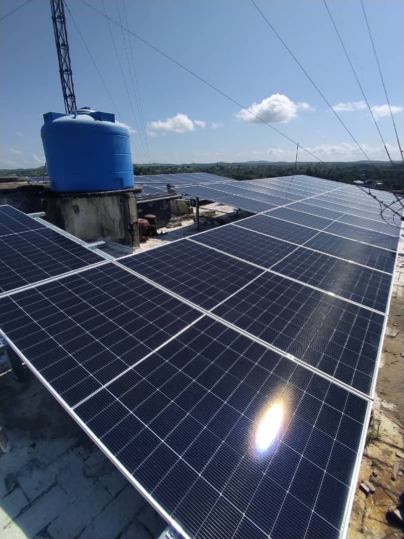 RobertoPrezMor3's tweet photo. Visitamos el centro de telecomunicaciones de Manicaragua donde ya se encuentra en explotación el sistema fotovoltaico instalado para mejorar la vitalidad de los servicios en esa cabecera municipal. Con este suman 5 los municipios terminados.
#EtecsaConCuba
#VillaClaraConTodos https://t.co/cDJ8MZTSYN