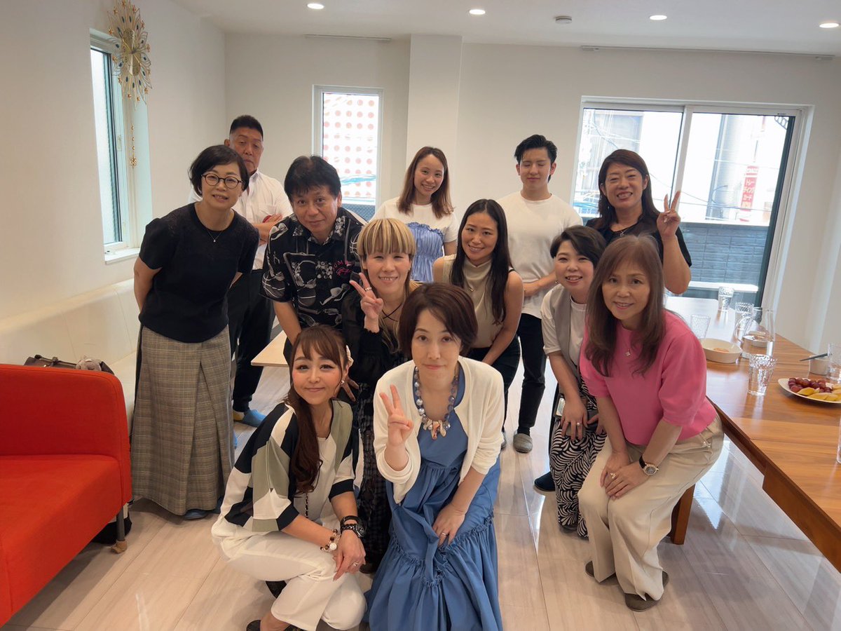 st_takashi's tweet photo. 本日は、あるランチ会を難波で参加。
色々な人と繋がってます！

この場所でも守成に誘われましたが、
最近よく声かけられます🤔

その後はパーソナルミット、10代の男子
２人のトレーナーをし、

ラストは、crescentの花と植島さきと、
シャッフルツーマンリハ🫡

ボーカル、ギター、DJやります！ https://t.co/2xev6ceK6X