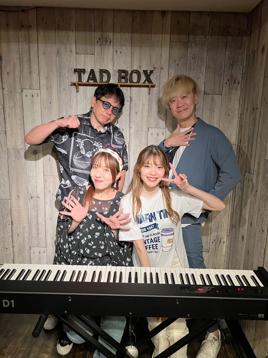st_takashi's tweet photo. 本日は、あるランチ会を難波で参加。
色々な人と繋がってます！

この場所でも守成に誘われましたが、
最近よく声かけられます🤔

その後はパーソナルミット、10代の男子
２人のトレーナーをし、

ラストは、crescentの花と植島さきと、
シャッフルツーマンリハ🫡

ボーカル、ギター、DJやります！ https://t.co/2xev6ceK6X