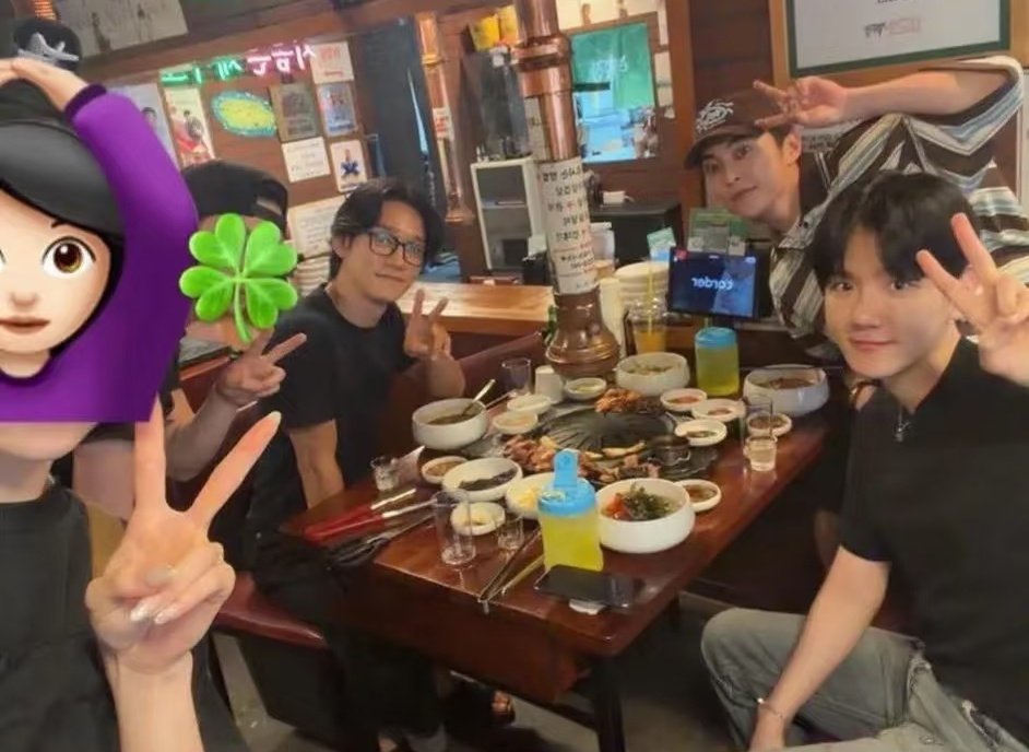 plyxeol's tweet photo. oh my god so cbx went to eat together like two days ago... https://t.co/jld8gYYRWv