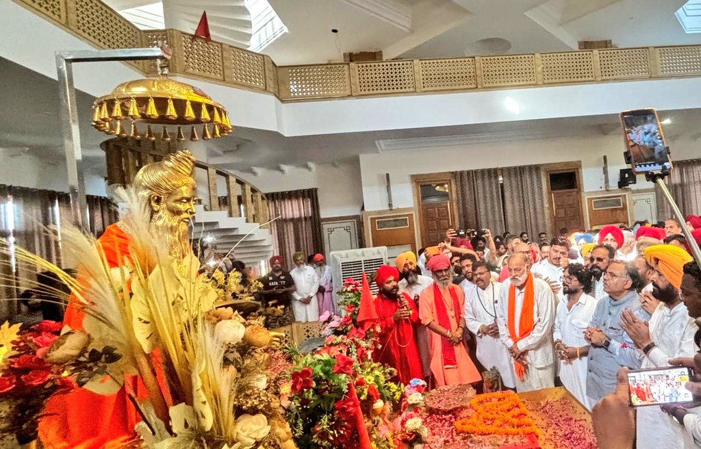 tarunchughbjp's tweet photo. आज अमृतसर स्थित पावन श्री राम तीर्थ मंदिर में भाजपा प्रदेश अध्यक्ष सरदार @KewalDhillonPB जी के साथ जगत पूज्य महर्षि वाल्मीकि जी के चरणों में नमन एवं दर्शन का सौभाग्य प्राप्त हुआ। 

आदिकवि महर्षि वाल्मीकि जी की तपोभूमि के रूप में विख्यात यह पवित्र स्थल भारतीय संस्कृति, ज्ञान और आध्यात्मिक चेतना का अनुपम केंद्र है। यह वही दिव्य स्थल है जहाँ आदिकाव्य रामायण की रचना हुई। मुझे यहाँ आकर सदैव धर्म एवं सेवा के मार्ग पर चलने की प्रेरणा प्राप्त होती है।