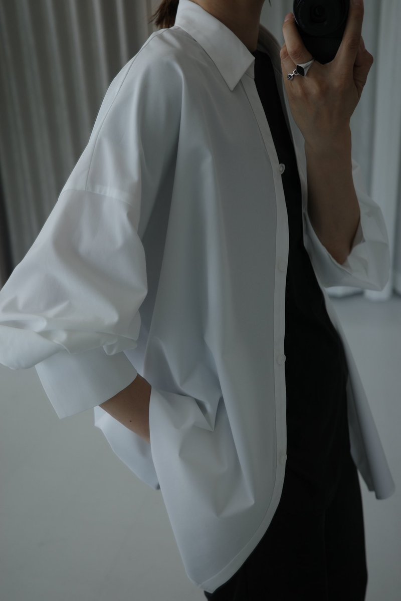 koike_weekend's tweet photo. UVカット性のラッシュガードシャツが私の春夏定番アイテムの一つなんだけど、今年はしっかり梅雨寒で今時期も有り難みをビシバシ感じてる

お手入れ簡単、濡れても安心、シワにもなりにくいっていう手軽さはもちろんのこと、シルエットが本当に好き😮‍💨♡ https://t.co/Klvm7s3lCw