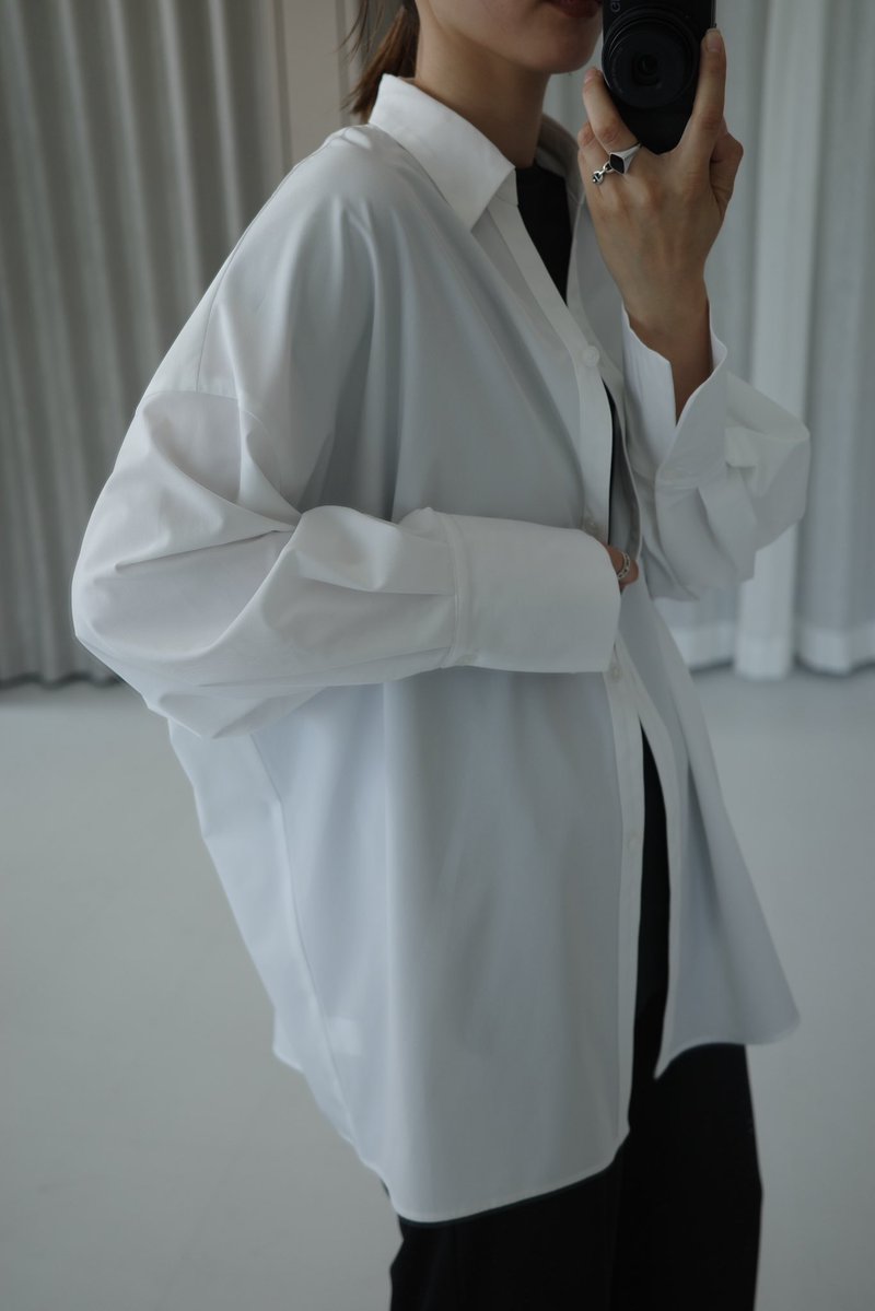 koike_weekend's tweet photo. UVカット性のラッシュガードシャツが私の春夏定番アイテムの一つなんだけど、今年はしっかり梅雨寒で今時期も有り難みをビシバシ感じてる

お手入れ簡単、濡れても安心、シワにもなりにくいっていう手軽さはもちろんのこと、シルエットが本当に好き😮‍💨♡ https://t.co/Klvm7s3lCw