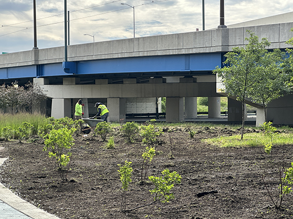 511PAPhilly's tweet photo. We’ve partnered with the @DelRiverWfront to manage the respite space created under I-95 at Girard and Richmond. Enjoy the shade, paved paths and other safety and city improvements available to the community. Learn all about #95Revive at https://t.co/jUFMt8NYN3
#Fishtown https://t.co/DfAyzqdVl5