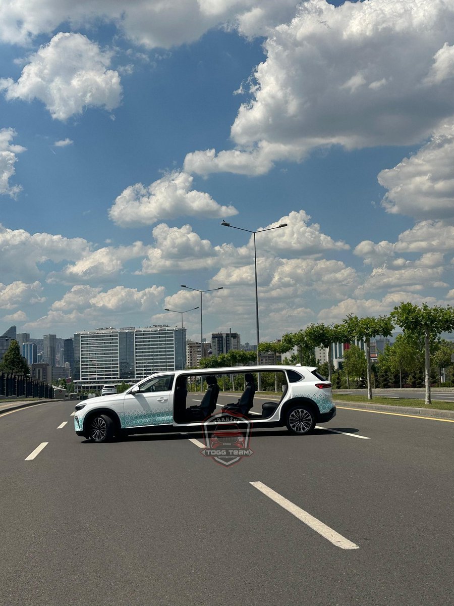 TOGG_Team's tweet photo. 🚘 Ankara’da sıra dışı TOGG görüntüleri!

Başkent sokaklarında görüntülenen limuzin TOGG’lar büyük ilgi topladı. Araçların yaklaşan NATO Zirvesi kapsamında özel misafirler ve devlet protokolü için hazırlandığı düşünülüyor.

Yerli ve milli otomobilimiz TOGG’un bu özel versiyonu hakkında siz ne düşünüyorsunuz? 👇
#TOGG #LimuzinTOGG #NATO #Ankara #ToggTeam