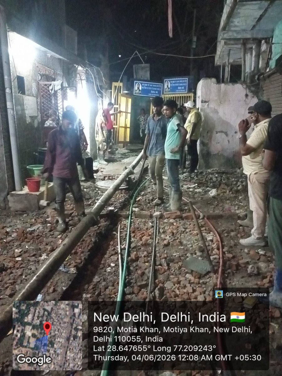 ManishChadhaBJP's tweet photo. पहाड़गंज में गली नंबर 7 गिहारा समाज वाली गली जोकि पिछले कई वर्षों से जर्जर हालत में थी, आज इस सड़क का नव निर्माण कराया गया।
मेरा काम ही मेरी पहचान है
जनता की सेवा करना ही मेरा लक्ष्य है।।
#NarendraModi #NitinNabin #JPNadda #BansuriSwaraj #RekhaGupta #VirendraSachdeva https://t.co/xRYWdLq4E2