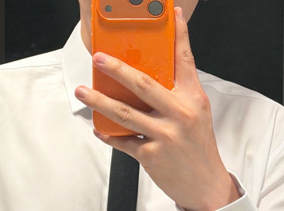 starheechan's tweet photo. o celular molhado https://t.co/bZwRVObjf9