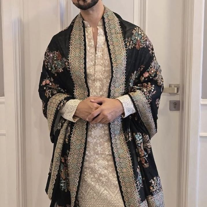 goretoned's tweet photo. saw #KohinoorDesiGala and simply had to make an entrance. love seeing so many desi fellows gathered in one place, looking absolutely stunning and celebrating together. if you see me, come say hi.. preferably with a plate of food in your hand. https://t.co/H9yjd1bmrX