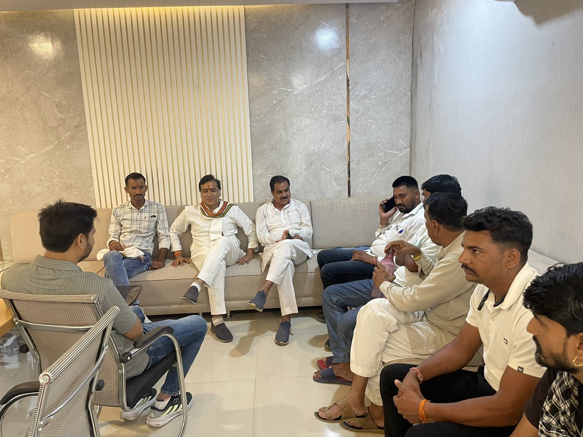 ChandersinghINC's tweet photo. आज जिला पंचायत में पधारें सभी साथियों से मुलाकात की।@INCMP https://t.co/8EkqvoPzzR