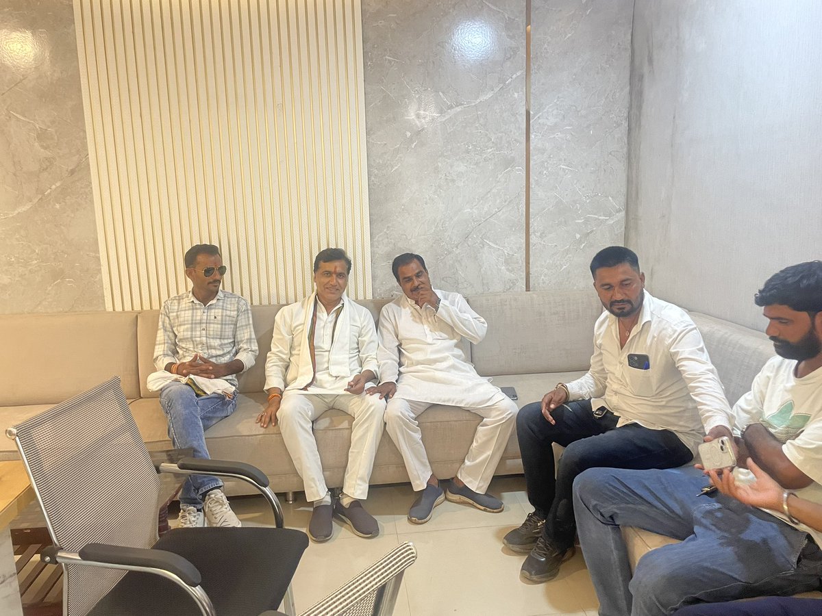 ChandersinghINC's tweet photo. आज जिला पंचायत में पधारें सभी साथियों से मुलाकात की।@INCMP https://t.co/8EkqvoPzzR
